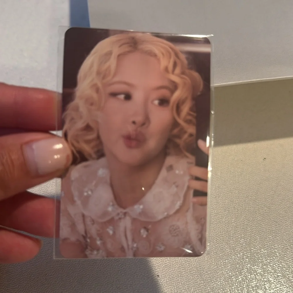 BLACKPINK ROSIE ROSE APT Pins lot - Picture 4 of 8
